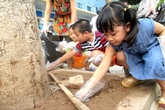 Trẻ em nhặt rác để "làm gương" cho người lớn Trẻ em nhặt rác để "làm gương" cho người lớn