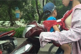 Rùng mình cách mẹ Việt đèo con nhỏ bằng xe máy Rùng mình cách mẹ Việt đèo con nhỏ bằng xe máy