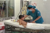 Cứu sống bé 8 tuổi ngã vào hố tro đang cháy Cứu sống bé 8 tuổi ngã vào hố tro đang cháy