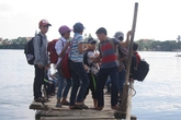 Hàng trăm học sinh đánh đu tính mạng trên chuyến đò ọp ẹp Hàng trăm học sinh đánh đu tính mạng trên chuyến đò ọp ẹp