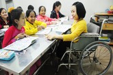 Cô giáo bại liệt ngồi xe lăn dạy học trò Cô giáo bại liệt ngồi xe lăn dạy học trò
