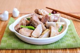 Thịt kho khoai môn lạ miệng mà ngon Thịt kho khoai môn lạ miệng mà ngon