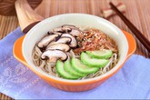 Mì nấu nấm, kim chi giản dị mà ngon Mì nấu nấm, kim chi giản dị mà ngon