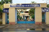 Bố mẹ nữ sinh bị bạn "đánh hội đồng bằng ghế nhựa" phải vay 6 triệu đưa con đi khám Bố mẹ nữ sinh bị bạn "đánh hội đồng bằng ghế nhựa" phải vay 6 triệu đưa con đi khám
