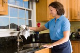 Cách lau bồn rửa nhanh mà sáng bóng Cách lau bồn rửa nhanh mà sáng bóng