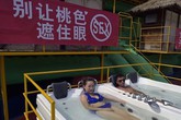 Hồ bơi dán chi chít biển "cấm sex" gây sốc Hồ bơi dán chi chít biển "cấm sex" gây sốc