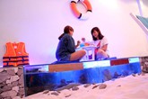 Quán cà phê cho khách ngồi trên bể cá ở Sài Gòn Quán cà phê cho khách ngồi trên bể cá ở Sài Gòn