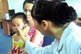Bé 4 tuổi ngã võng bị kim đâm trúng hốc mắt Bé 4 tuổi ngã võng bị kim đâm trúng hốc mắt