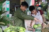 Lệ Rơi bán ổi giữa phố Hà Nội Lệ Rơi bán ổi giữa phố Hà Nội