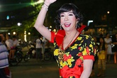 Long Nhật gây sốc khi mặc váy hoa sặc sỡ, trang điểm lòe loẹt như quý bà Long Nhật gây sốc khi mặc váy hoa sặc sỡ, trang điểm lòe loẹt như quý bà
