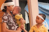 Thắt lòng trước cảnh ba đứa trẻ khóc sau quan tài bố mẹ Thắt lòng trước cảnh ba đứa trẻ khóc sau quan tài bố mẹ