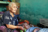 Cụ bà bán vé số nuôi 'đồng nghiệp' gãy chân Cụ bà bán vé số nuôi 'đồng nghiệp' gãy chân