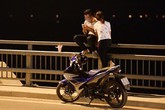 Hà Nội: Các cặp đôi vô tư đu mình lên thành cầu Nhật Tân để... tâm tình Hà Nội: Các cặp đôi vô tư đu mình lên thành cầu Nhật Tân để... tâm tình