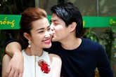 Đông Nhi cười rạng rỡ khi được Ông Cao Thắng hôn giữa chốn đông người Đông Nhi cười rạng rỡ khi được Ông Cao Thắng hôn giữa chốn đông người