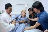 Nghệ sĩ Hán Văn Tình vẫn gượng cười dù ho dữ dội sau khi hút dịch ở phổi Nghệ sĩ Hán Văn Tình vẫn gượng cười dù ho dữ dội sau khi hút dịch ở phổi