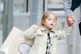 "Tiểu thư" nhà Becks phấn khích đi mua sắm cùng bố "Tiểu thư" nhà Becks phấn khích đi mua sắm cùng bố