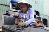 Lạ lùng người phụ nữ gần 20 năm làm nghề... đập phá tivi Lạ lùng người phụ nữ gần 20 năm làm nghề... đập phá tivi