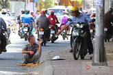 Người đàn ông đổ bánh chuối ra đường nhiều lần để "ăn vạ" lòng thương Người đàn ông đổ bánh chuối ra đường nhiều lần để "ăn vạ" lòng thương