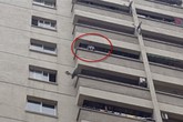 Vụ cứu bé 4 tuổi trèo ban công: Mẹ bật khóc khi xem lại clip Vụ cứu bé 4 tuổi trèo ban công: Mẹ bật khóc khi xem lại clip