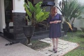Ai mua nhà sẽ được lấy luôn bà chủ xinh đẹp làm vợ Ai mua nhà sẽ được lấy luôn bà chủ xinh đẹp làm vợ