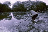 Bản án cho người mẹ nhẫn tâm ném con mới sinh xuống ao làng Bản án cho người mẹ nhẫn tâm ném con mới sinh xuống ao làng