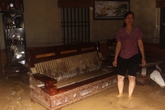 Sơ sinh thoát chết trong lũ nhờ 'trốn' trên... nóc tủ Sơ sinh thoát chết trong lũ nhờ 'trốn' trên... nóc tủ