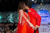 Vợ chồng Phan Thanh Bình khóa môi trên sàn catwalk Vợ chồng Phan Thanh Bình khóa môi trên sàn catwalk