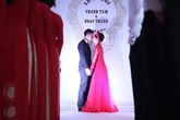 Tâm Tít được chồng hôn trong lễ ăn hỏi Tâm Tít được chồng hôn trong lễ ăn hỏi