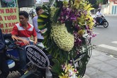 Angela Phương Trinh gửi hoa viếng muộn, vợ Duy Nhân nghĩ mọi chuyện là mơ Angela Phương Trinh gửi hoa viếng muộn, vợ Duy Nhân nghĩ mọi chuyện là mơ