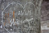 Xấu hổ với kiểu viết, vẽ bậy lên tháp Hòa Phong của nhiều bạn trẻ Xấu hổ với kiểu viết, vẽ bậy lên tháp Hòa Phong của nhiều bạn trẻ