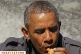 Obama ăn ngon lành thức ăn thừa của gấu Obama ăn ngon lành thức ăn thừa của gấu