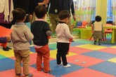 Trẻ 1 tuổi xếp hàng đi phỏng vấn vào mẫu giáo Trẻ 1 tuổi xếp hàng đi phỏng vấn vào mẫu giáo
