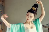 Những tạo hình cổ trang khoe vòng 1 nóng bỏng của Phạm Băng Băng Những tạo hình cổ trang khoe vòng 1 nóng bỏng của Phạm Băng Băng