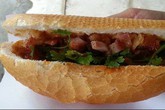 Lạ miệng với bánh mỳ heo quay ở Sài Gòn Lạ miệng với bánh mỳ heo quay ở Sài Gòn