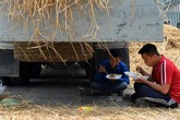 Những cảnh tránh nắng nóng 37 độ C giữa thủ đô Những cảnh tránh nắng nóng 37 độ C giữa thủ đô