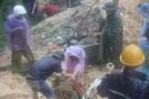 Nước mắt hòa lẫn nước mưa ở nơi sạt lở vùi lấp 9 người trong một gia đình Nước mắt hòa lẫn nước mưa ở nơi sạt lở vùi lấp 9 người trong một gia đình