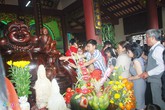 Trèo lên tượng Phật để cầu may ngày mùng 2 Tết Trèo lên tượng Phật để cầu may ngày mùng 2 Tết