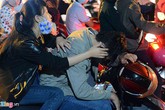 Nằm ngủ gục, chơi game giữa đường chờ kẹt xe sau pháo hoa Nằm ngủ gục, chơi game giữa đường chờ kẹt xe sau pháo hoa