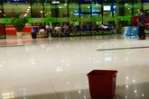 Hứng nước mưa ở sân bay, bắt rắn trong mưa ngập Sài Gòn Hứng nước mưa ở sân bay, bắt rắn trong mưa ngập Sài Gòn