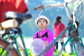 Ngày ấm nắng, người Hà Nội đổ xuống phố tận hưởng mùa đông Ngày ấm nắng, người Hà Nội đổ xuống phố tận hưởng mùa đông