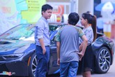 Hôn phu của Midu đi xe sang đến hội chợ Hôn phu của Midu đi xe sang đến hội chợ