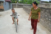 Cận cảnh cuộc sống của cậu bé kháu khỉnh không tay ở Thanh Hóa Cận cảnh cuộc sống của cậu bé kháu khỉnh không tay ở Thanh Hóa