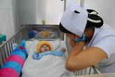 Nữ Việt kiều muốn nhận nuôi bé trai khôi ngô bị mẹ bỏ rơi Nữ Việt kiều muốn nhận nuôi bé trai khôi ngô bị mẹ bỏ rơi