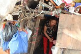 Cảnh sống khó tin của cặp vợ chồng ở "ngôi nhà" cao hơn 1m tại Hà Nội Cảnh sống khó tin của cặp vợ chồng ở "ngôi nhà" cao hơn 1m tại Hà Nội