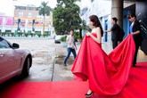 Mẹ Kỳ Duyên nâng váy cho con gái Mẹ Kỳ Duyên nâng váy cho con gái