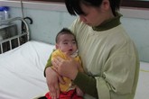 Quặn lòng bé trai không có hậu môn, 7 tháng tuổi chỉ nặng hơn 3kg Quặn lòng bé trai không có hậu môn, 7 tháng tuổi chỉ nặng hơn 3kg