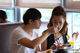 Ông Cao Thắng tình cảm đút thức ăn cho Đông Nhi ở sân bay Ông Cao Thắng tình cảm đút thức ăn cho Đông Nhi ở sân bay