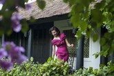 Thanh Mai thư giãn trong vườn nhà xanh mướt Thanh Mai thư giãn trong vườn nhà xanh mướt