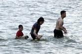 Người và thú cưng tung tăng giải nhiệt ở Hồ Tây Người và thú cưng tung tăng giải nhiệt ở Hồ Tây