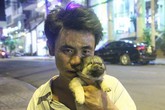 Chuyện cảm động đằng sau bức ảnh chú chó trong chiếc giỏ của cậu bé đánh giày Chuyện cảm động đằng sau bức ảnh chú chó trong chiếc giỏ của cậu bé đánh giày